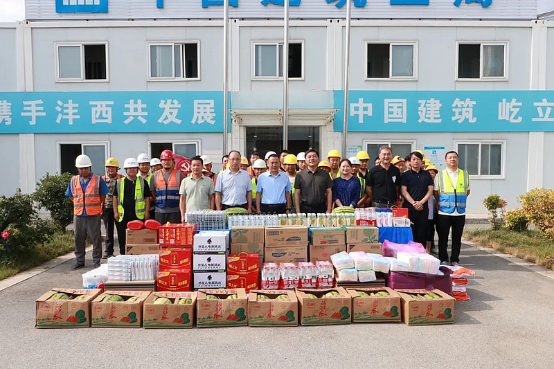 送清涼 鼓干勁 促建設(shè)