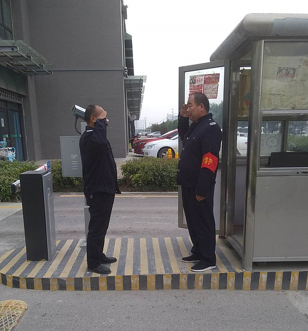 崗亭交接班_副本.jpg 崗亭交接班_副本.jpg